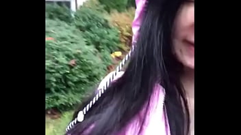 Gadis Asia Basah Kuyup Dan Telanjang Di Tengah Hujan Deras!