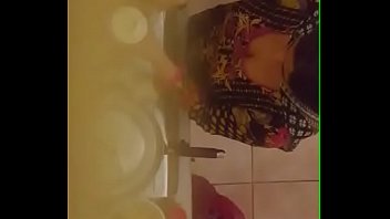 Tante Desi Yang Menggoda Dengan Belahan Dada Menggiurkan