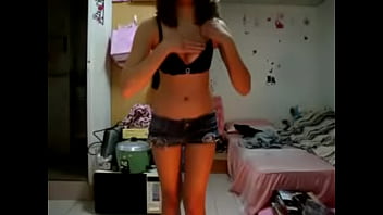 Gadis Tionghoa Manis Membuka Bajunya Untukku