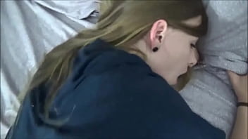 Kakak Tiriku Asyik Main Hape Sambil Nelen Kontolku. Gila, Nafsu Keluarga Yang Bikin Panas!