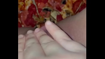 Gadis Arab Amatir Yang Nakal Di Los Angeles: Asmr Makanan Porno Dengan Pizza, Coklat, Es Krim, Persik, Dan Keju Untuk Masturbasi Remaja Perempuan Yang Fetish
