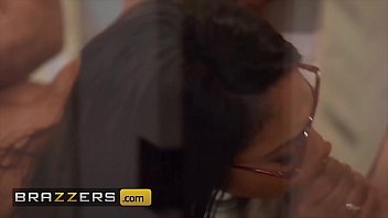 Lala Ivey Yang Nakal Bergairah Menikmati Threesome Liar Dengan Dua Pria