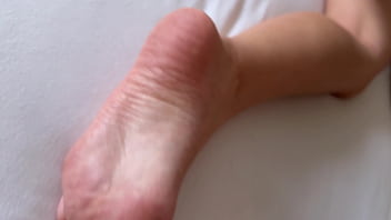 Berbagi Ranjang Dengan Adik Tiri – Bokong Besarnya Membuatku Tak Kuasa Menahan Diri Dan Tak Sengaja Menyetubuhinya – Adik Tiri Dikremi