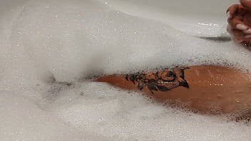 Adik Tiri Yang Panas Dan Kecokelatan Setelah Liburan Dari Turki, Menggoda Di Kamar Mandi