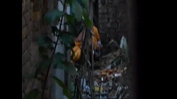 Desi Yang Menggoda Dengan Air Seni Panasnya