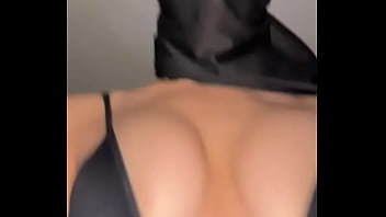 Gadis Berhijab Genit Meraba-raba Payudaranya Yang Montok • Aksi Solo Muslimah Menggoyang Buah Dada Arab Yang Menggoda