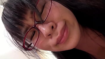 Gadis Jepang Kecil Berkacamata Menggoda Ayah Tiri Hingga Perawan Pecah Diterjang Sperma Panas