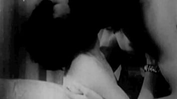 Punggung Induk Tua Yang Menggoda Di Balik Pintu Tertutup