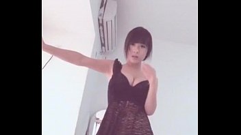 Gadis Tionghoa Menggoyangkan Tubuhnya Dengan Sensual Dan Menggoda