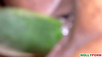 Ibu Rumah Tangga Menggoda Dirinya Dengan Mentimun Demi Setia Pada Kekasih