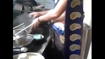 Tante India Desi Kannada Seksi Dengan Pusar Dan Pinggul Menggoda