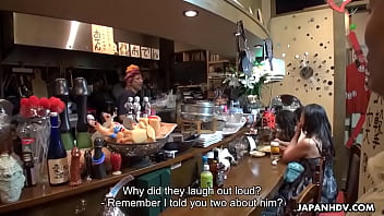 Memuaskan Dua Wanita Genit Yang Menginginkan Sake Dan Bagel Roll