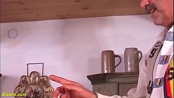 Ibu Jerman Menerima Dua Kepalan Tangan Di Lubang Pantatnya