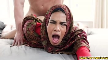 Kakak Tiriku Mengajari Maya Farrell Semua Trik Bercinta, Lalu Mulai Mengisap Payudara Panasnya Dengan Penuh Gairah