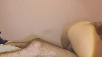 كلام العاهرة يهيج وهي تتعرض للجماع من مؤخرتها، استمع إلى النساء الشعبيات