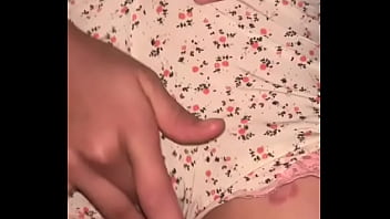 Dewi Berhijab Muslim Mengelus Klitoris Basahnya Dan Memuaskan Vaginanya Dengan Jari-jari Liar