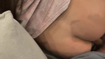 Berbagi Sofa Dengan Adik Tiriku Dan Menghamili Memeknya Saat Aku Tak Cepat-cepat Cabut Kontol