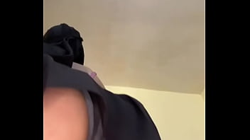 Gadis Berhijab Solo Dengan Pantat Arab Gede Yang Bulat Dan Montok Bermain-main Dengan Bokongnya Yang Bergoyang Penuh Nafsu