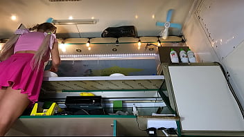 Membongkok Ke Rak Terbawah, Jalang Ini Menggoda Dengan Lekuk Tubuhnya Yang Memanas