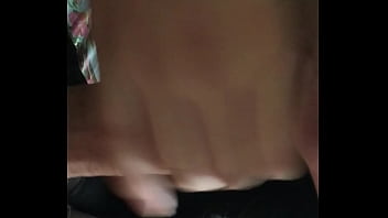 Istri Tionghoa Cantik Tampil Wajah, Ngocokin Kontol Sampai Muncrat Di Mulutnya