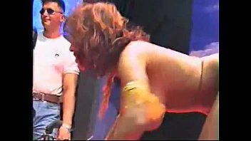 Gadis Arab Berpayudara Besar Menggoyang Panggung Dengan Gerakan Menggoda