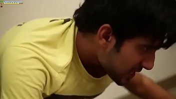 Guru Yoga Seksi Desi Menggoda Cowok Muda Dengan Gerakan Panas