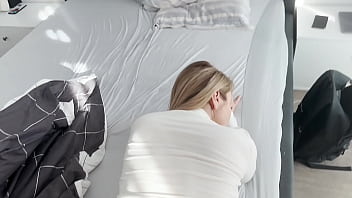 Anak Tiri Dengar Mimpi Panas Ibu Tiri Sebelum Bepergian – Ibu Tiri Merengek Minta Dikentot!