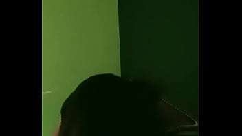 Tante Desi Mengulum Batangku Bagian 1