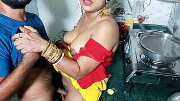 मालिक ने रसोई में 21 साल की नाजुक कामवाली लड़की को दबोच कर जमकर चोदा