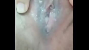 Gadis 19 Tahun Perawan Tiongkok Memamerkan Vagina Sempitnya