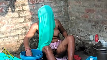Video Mandi Seksi Radhika Di Desa India
