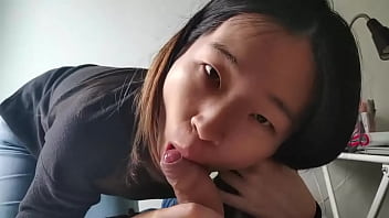 Ciuman Penuh Nafsu Dari Gadis Asia