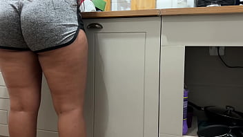 Cucu Tiri Terpaksa Melayani Di Dapur Dengan Cara Yang Menggoda