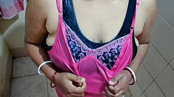 Desi Bhabhi Baru Nikah Mandi Telanjang Dengan Gairah Menggoda