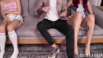 Gadis Remaja Tiri Digerogoti Ayah Tiri Mesum Di Samping Adik Kembarnya Yang Pemalu