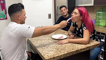 Istri Rumah Tangga Kesepian Yang Ketagihan Sosis Dari Teman Suaminya Yang Selingkuh