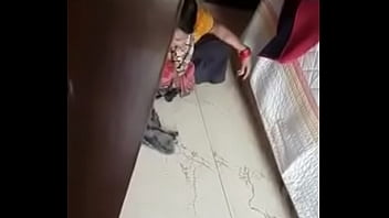 Pelayan Desi Menggoda Dengan Membuka Pakaiannya