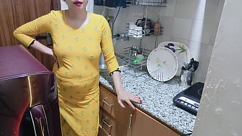 Aku Temukan Ibu Tiriku Yang Lagi Horny Di Dapur – Film Panas Hindi