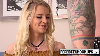 Riley Menggila Dengan Kakak Tirinya Yang Ganteng!