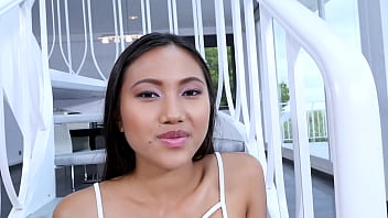 May Thai, Asian Hot Babe Menggoda Dengan Kontol Besar, Pov Blowjob Dan Telan Sperma Deras
