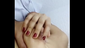 माँ की मदद के बहाने उसे ज़ोरदार तरीके से चोदा, वो भी माँगती रही और ज़ोर से चोदो।