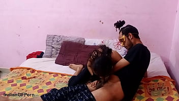 Gadis India Kurus Bergairah Dengan Kontol Besar Yang Menembus Dalam Vagina Ketatnya