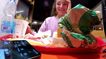 Kakak Tiriku Mengajakku Main Di Tempat Umum Sambil Mengendalikan Getaranku!