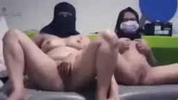 Dua Payudara Montok Mengocok Memek Sampai Muncrat