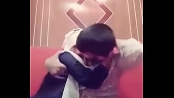 Pasangan Mesra India Berciuman Panas Di Kamar Hotel