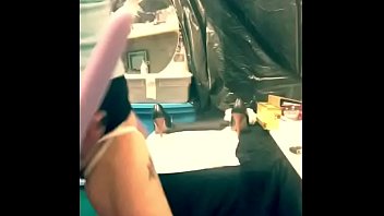 Wanita Dewasa Bergairah Membungkuk Dan Membuka Lebar Liang Kemaluan Serta Pantatnya, Memohon Untuk Ditusuk Oleh Batang Kejantanan.