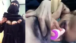 Gadis Berjilbab Menggoyang Dildo Hingga Basah