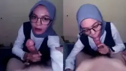 Gadis Berjilbab Yang Gila Mengisap Kontol