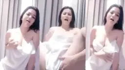 Rosalinda Mengocok Memek Sambil Mengaduh Nikmatnya