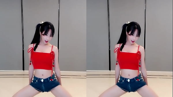 Cô Gái Trung Quốc Nóng Bỏng Nhảy Múa Quyến Rũ Trên Cầu Thang Mới Sơn đỏ